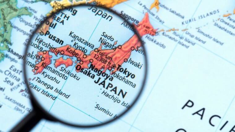 日本地図を虫眼鏡で見る