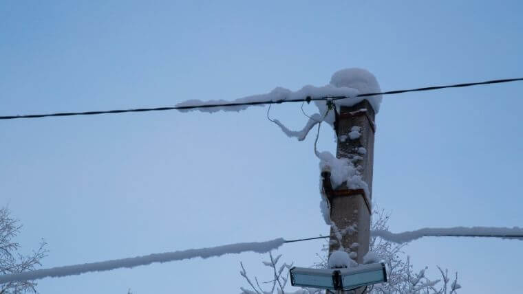 電線に積もった雪