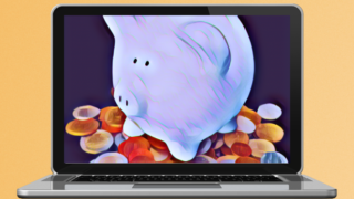 パソコンに映っている豚の貯金箱とお金